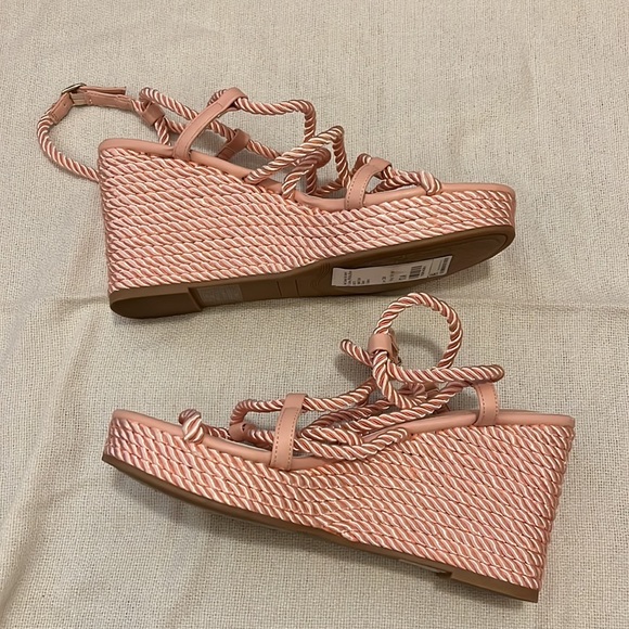 New. GUESS GWNATESHA Blush Pink Rope Ankle Clasp Rope Wedges. Size 9.5. - Picture 3 of 7